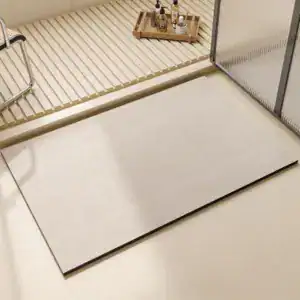 Hellgrauer Badezimmerteppich mit Anti-Rutsch-Struktur für sicheren Stand im Bad.