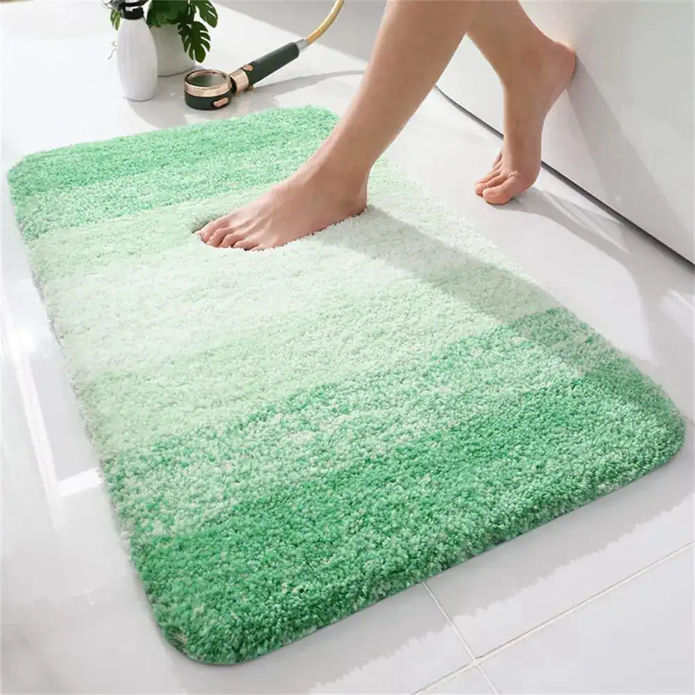 Hellgrüner Badezimmerteppich mit weicher Hochflor-Optik und sanftem Farbverlauf.
