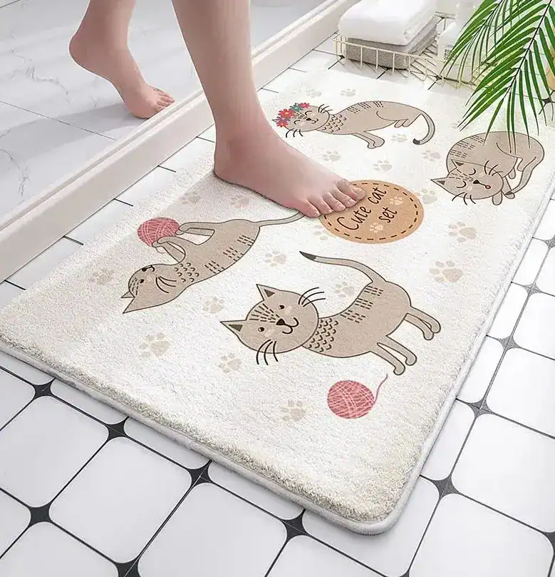 Badezimmerteppich mit Katzenmotiv, weich und rutschfest für Bad und Dusche.