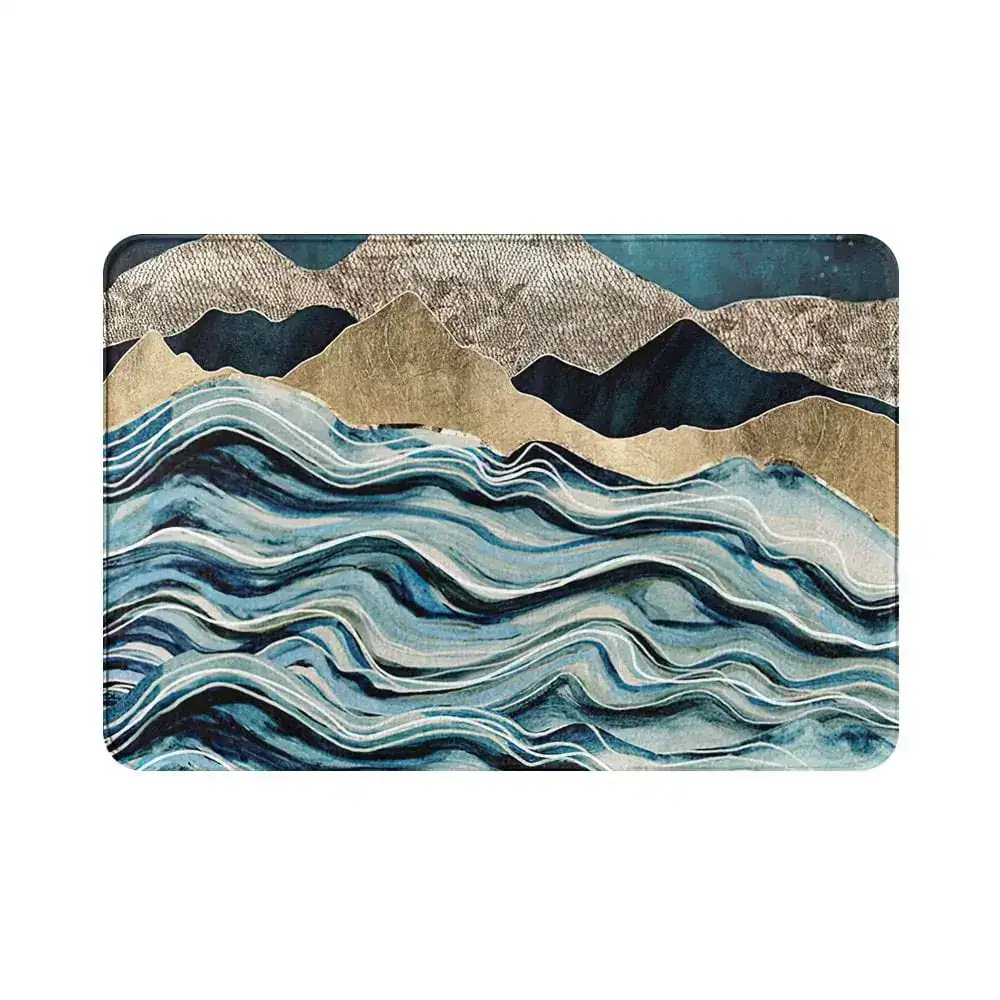 Badezimmerteppich Marmor mit Wellen- und Bergmotiv in Blau und Gold.