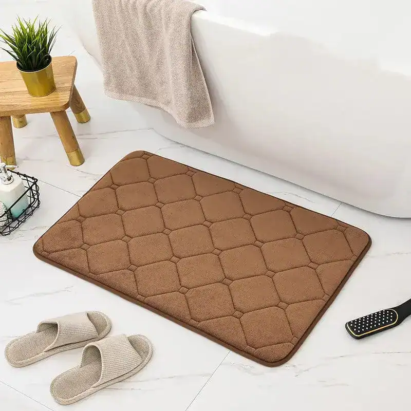 Komfort Badematte Memory Foam, braun, mit Quilt-Struktur, für Badezimmer.