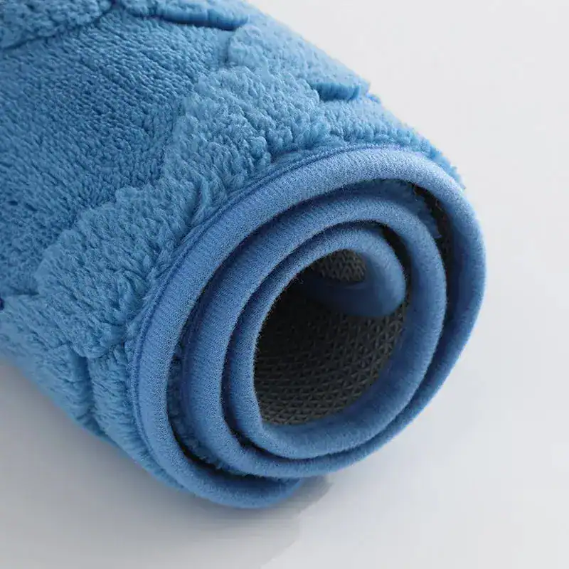 Blauer Badezimmerteppich aus Microfaser, weicher Fleece-Bezug und rutschfester Unterseite.