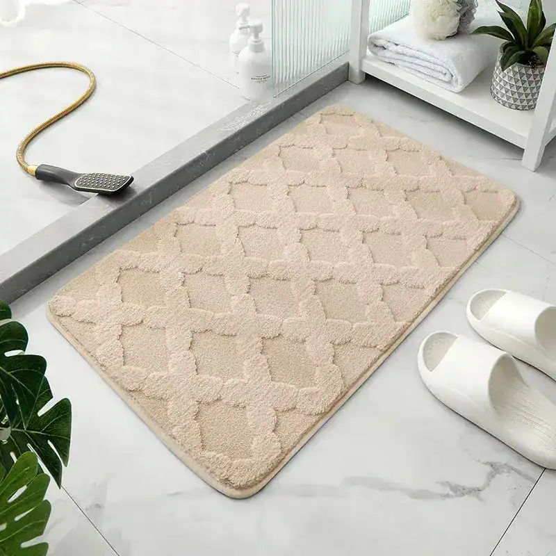 Beige Microfaser-Badezimmerteppich mit geometrischem Muster für Komfort und Stil.