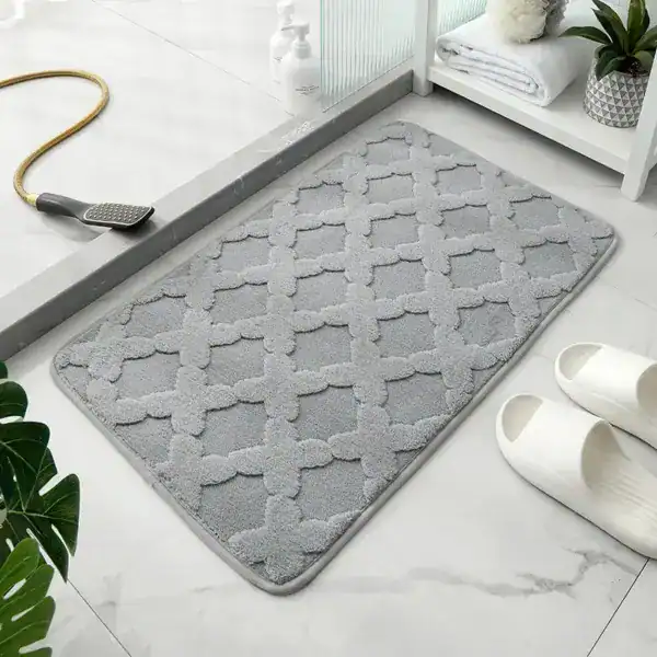 Grauer Microfaser-Badezimmerteppich mit Muster, ideal für Bad und Dusche.