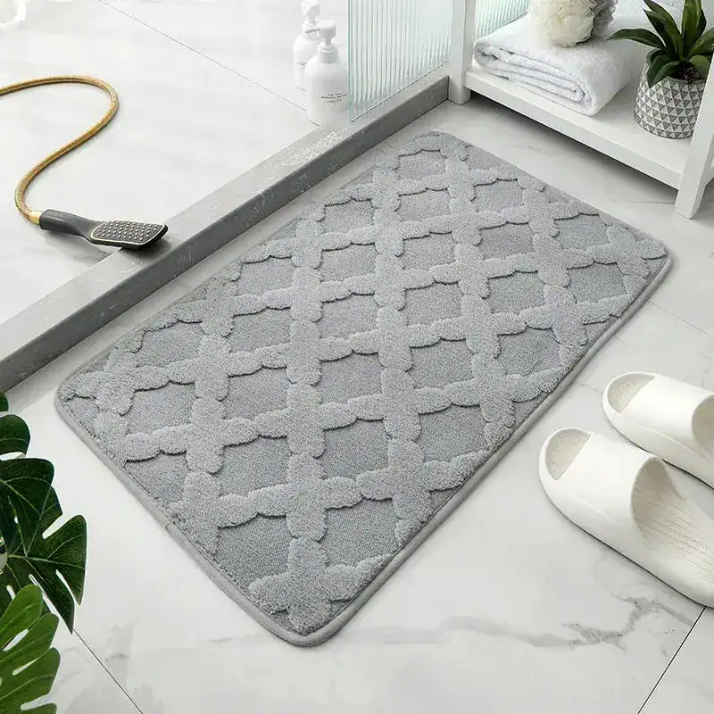 Grauer Microfaser-Badezimmerteppich mit Muster, ideal für Bad und Dusche.