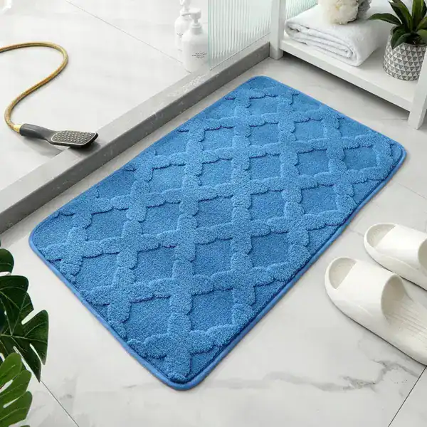 Blauer Badezimmerteppich aus Microfaser mit Muster, ideal für Bad und Dusche.