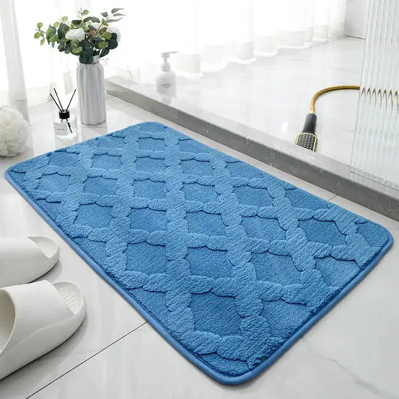 Blauer Badezimmerteppich aus Microfaser mit geometrischem Muster, ideal für Bad und Dusche.