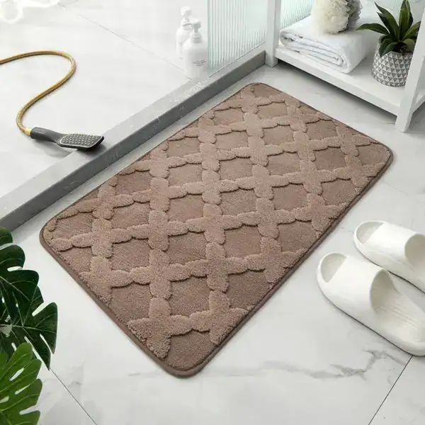 Badezimmerteppich Microfaser mit geometrischem Muster, taufrisch und rutschfest im Bad.
