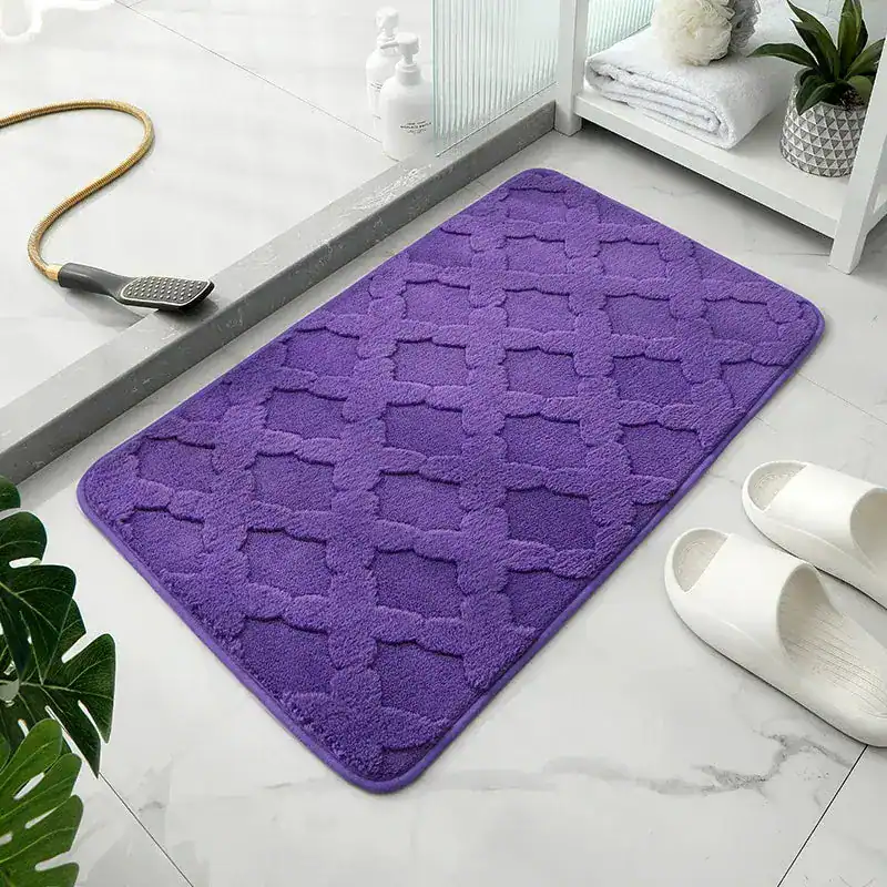 Violetter Badezimmerteppich aus Microfaser mit Muster, für Komfort und Stil im Bad.