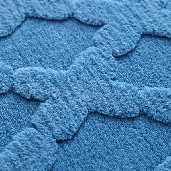 Blauer Badezimmerteppich aus Microfaser mit strukturiertem Muster.