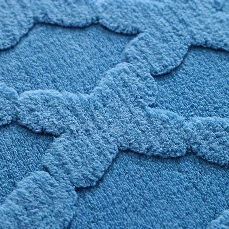 Blauer Badezimmerteppich aus Microfaser mit strukturiertem Muster.
