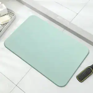 Mintfarbener Badezimmerteppich für Komfort und Stil im Bad.
