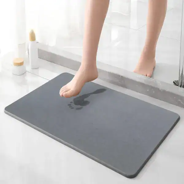 Mint-Badezimmerteppich in Grau mit Fußabdruck-Design, rutschfest und komfortabel für Badewanne oder Dusche.