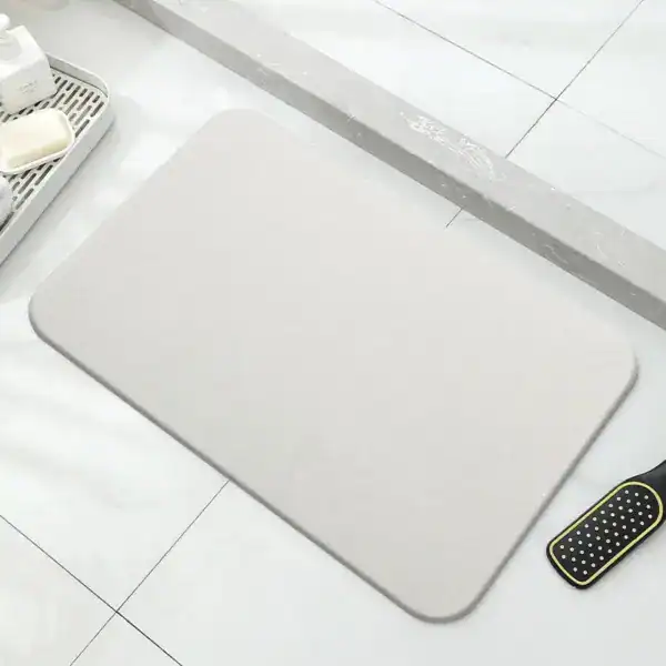 Mintfarbener Badezimmerteppich mit rutschfestem Untergrund und abgerundeten Ecken für Bad und Dusche.