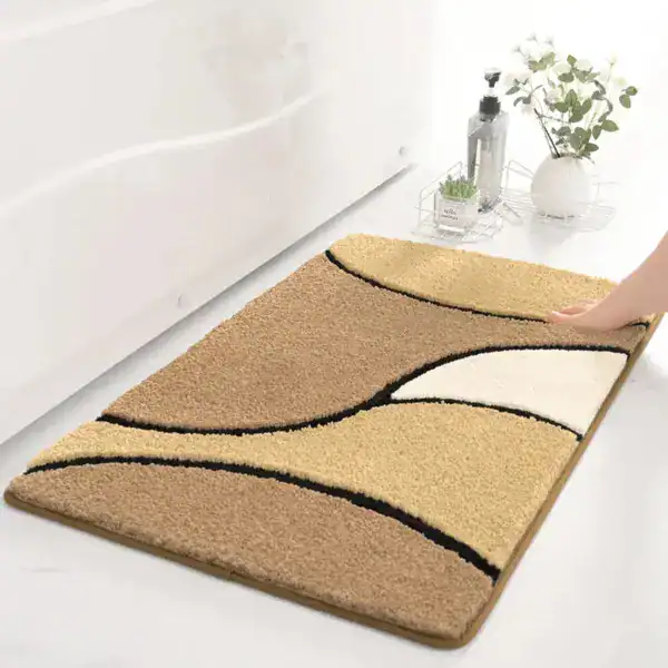 Modern gestalteter Badezimmerteppich mit abstraktem Muster in Beige- und Cremetönen, ideal für Bad und Duschbereich.