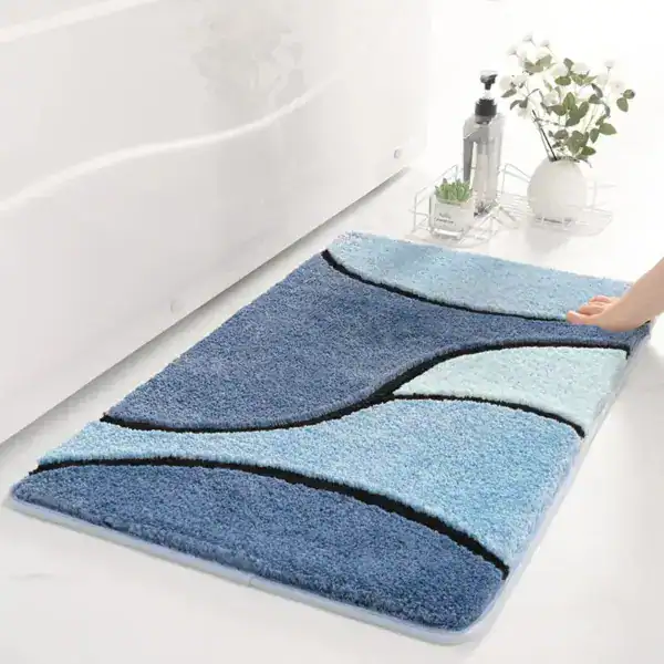 Modernes Badteppich in Blautönen mit abstraktem Design für stilvolles Badezimmer.