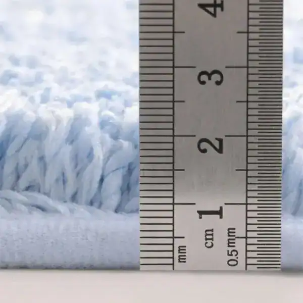 Badezimmerteppich Modern, dicker flauschiger Teppich mit Maßstab zur Größe-Ansicht.
