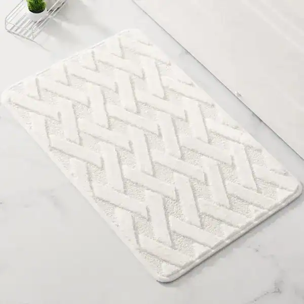 Weißer Badezimmerteppich mit geometrischem Muster, flauschig und rutschfest für Bad und Dusche.