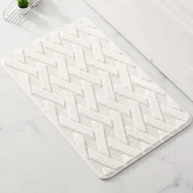 Weißer Badezimmerteppich mit geometrischem Muster, flauschig und rutschfest für Bad und Dusche.