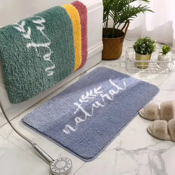 Badezimmerteppich Natur in Blau mit weißer Schrift, weicher Mikrofaser, ideal für Bad und Dusche.
