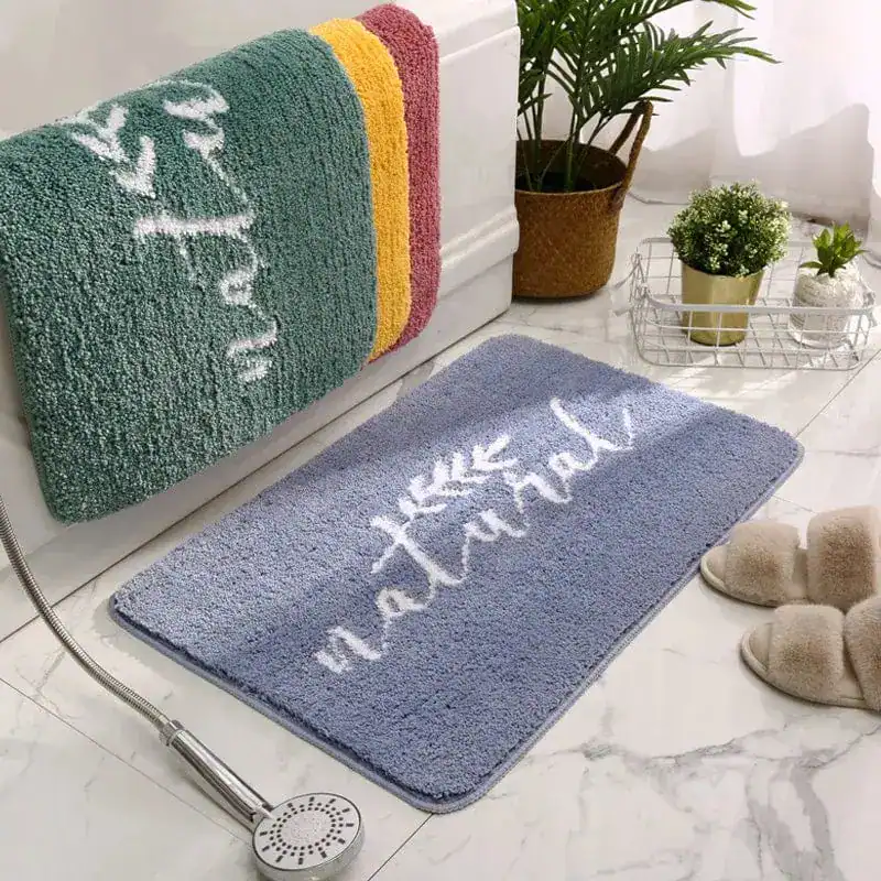 Badezimmerteppich Natur in Blau mit weißer Schrift, weicher Mikrofaser, ideal für Bad und Dusche.