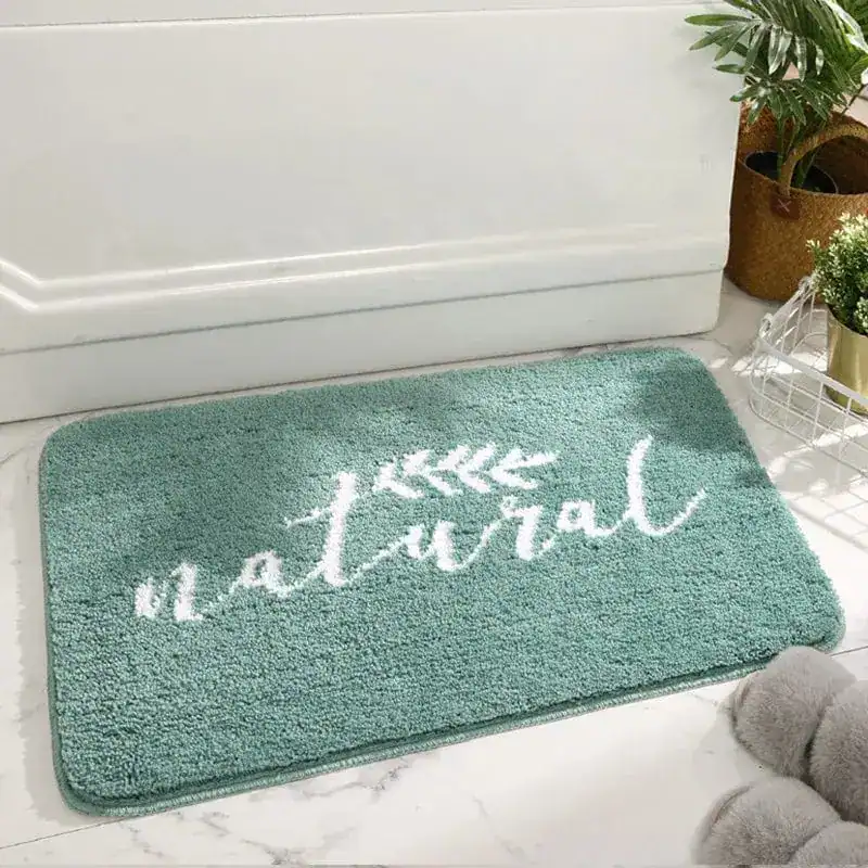 Natur-Badezimmerteppich mit Schriftzug, grün, Badematte für Wellness und Komfort.
