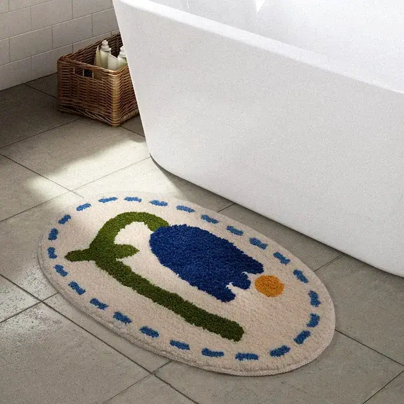 Ovaler Badezimmerteppich mit Blumenmotiv vor Badewanne.