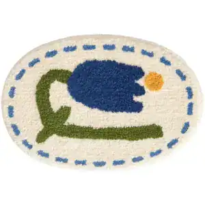 Ovaler Badezimmerteppich mit blauer Tulpe und grüner Stiele, weißer Grundfarbe und blauem Punkt-Rand.