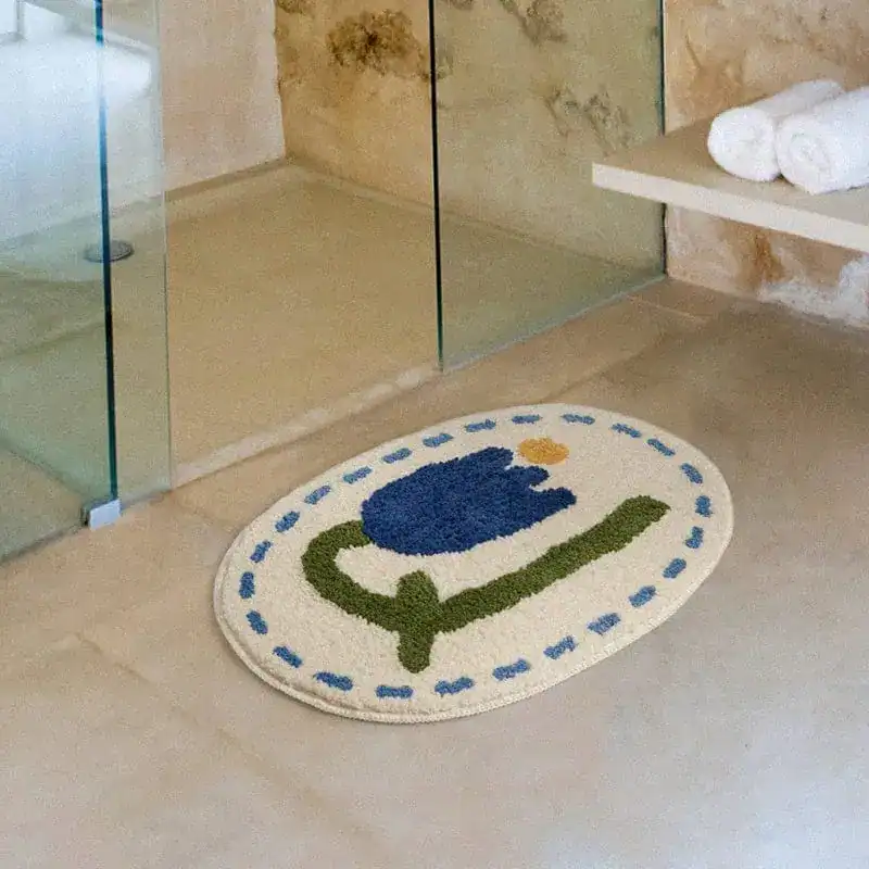 Ovaler Badezimmerteppich mit blauer Tulpen-Verzierung, Badematte für Duschbereich.