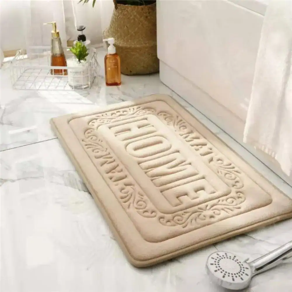 Rechteckiger Badezimmerteppich mit 'HOME' Relief, weicher Badematte für Duschbereich.