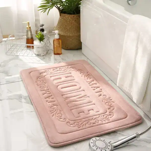 Pinkfarbener Badezimmerteppich mit 'HOME'-Aufdruck, rechteckig, für Bad und Dusche.