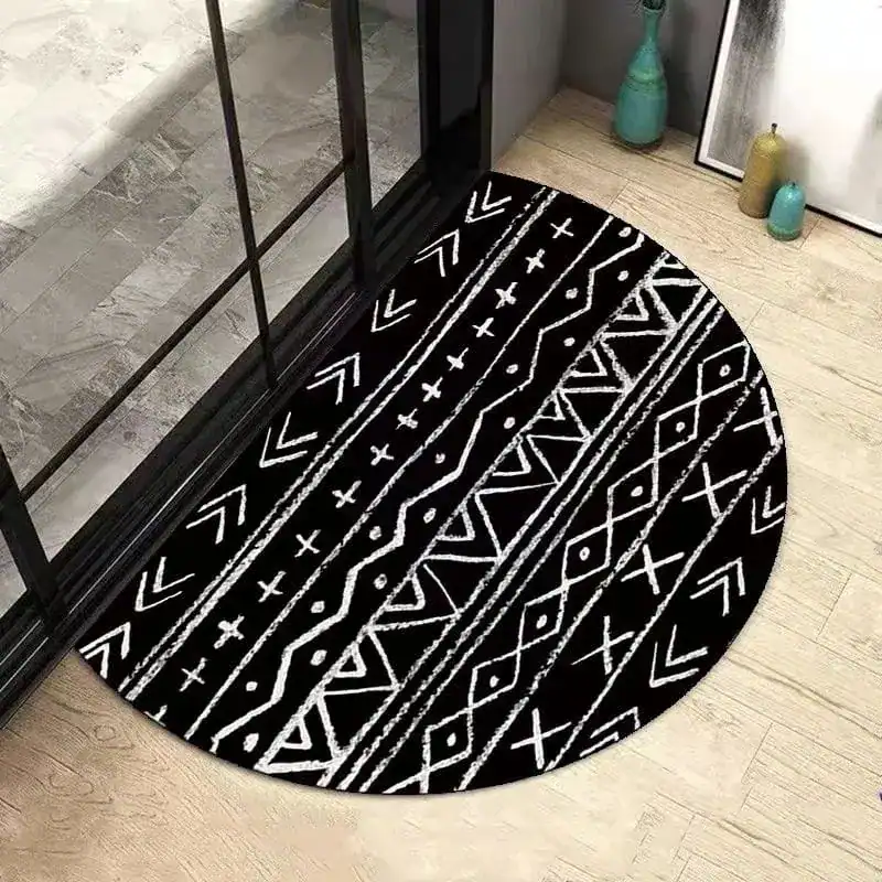 Runder Badezimmerteppich Schwarz mit weißen geometrischen Mustern für Bad und Dusche.