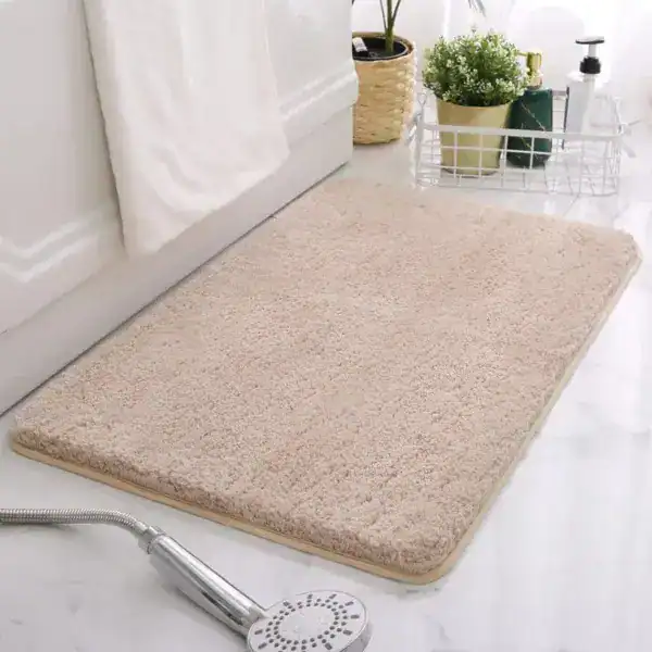 Rutschfester Badezimmerteppich in Beige, ideal für Bad und Dusche.
