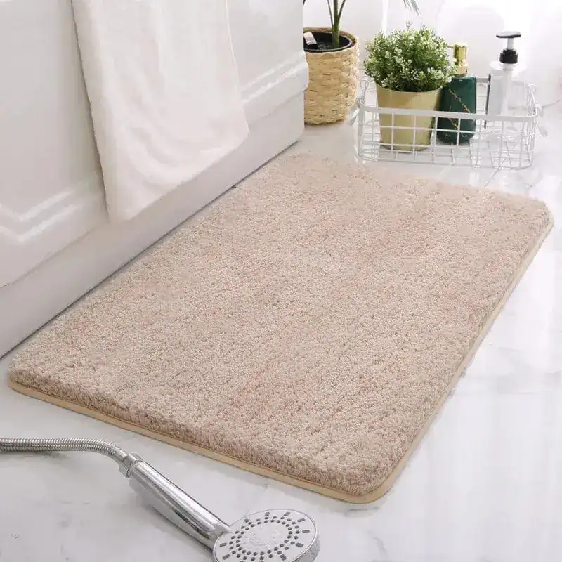 Rutschfester Badezimmerteppich in Beige, ideal für Bad und Dusche.