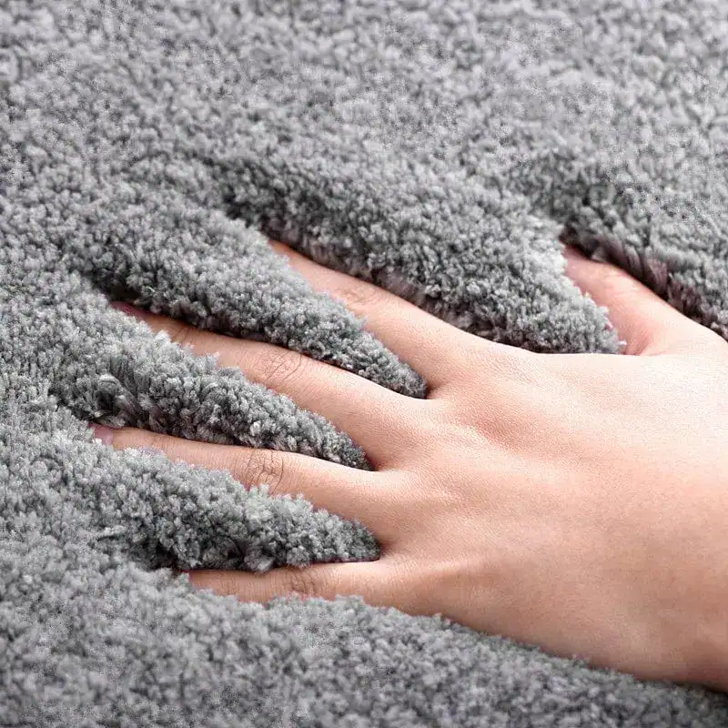 Rutschfester Badezimmerteppich in Grau, weicher Touch, ideal für Bad und Dusche.