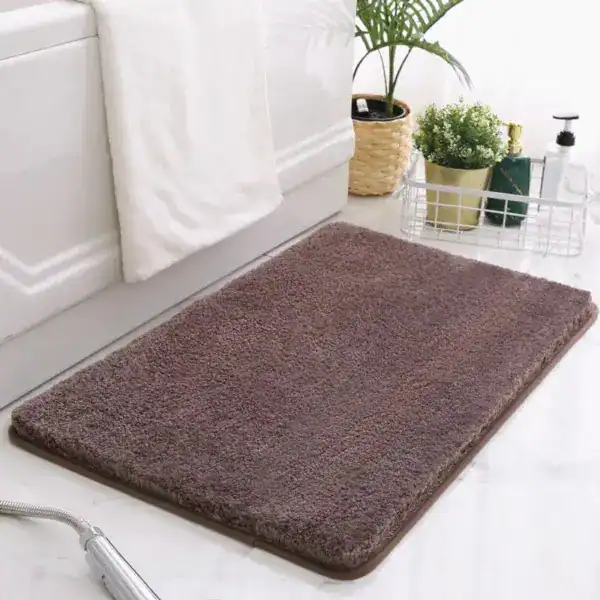 Rutschfester Badezimmerteppich in Braun für sicheren Stand vor der Badewanne.