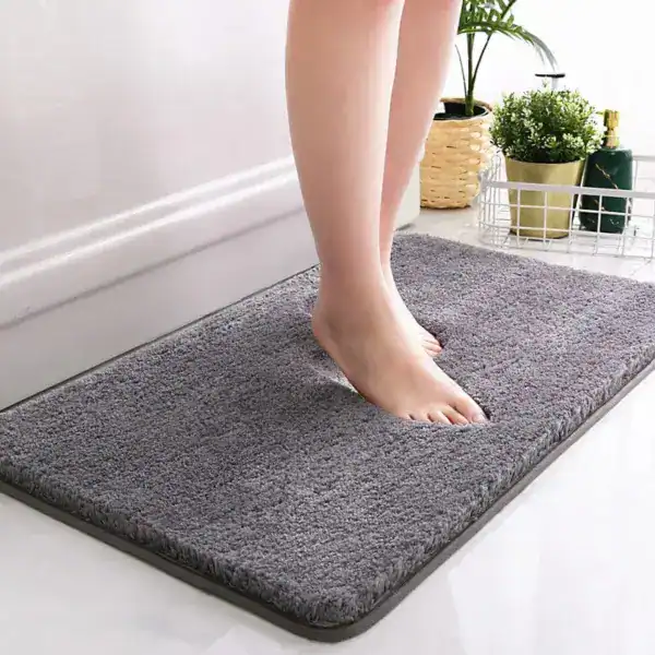 Rutschfester Badezimmerteppich mit weicher Oberfläche und Anti-Rutsch-Bodenbeschichtung.