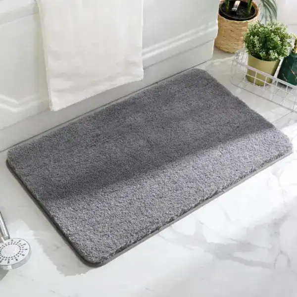 Rutschfester Badezimmerteppich grau, weicher Flor, ideal für Bad und Dusche.