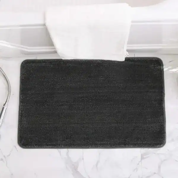 Rutschfester Badezimmerteppich schwarz, ideal für Bad und Dusche.
