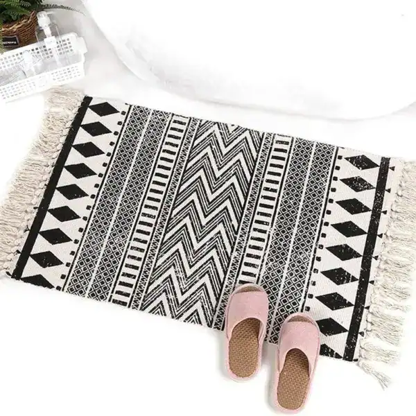 Schwarzer Badezimmerteppich mit beige Akzenten und geometrischem Muster, ideal für Bad und Dusche.