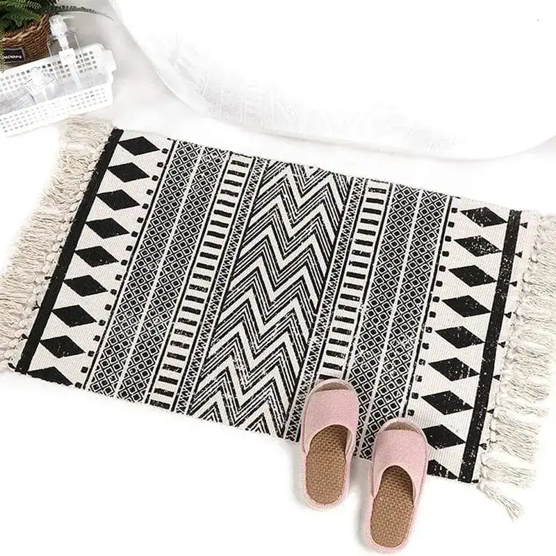 Schwarzer Badezimmerteppich mit beige Akzenten und geometrischem Muster, ideal für Bad und Dusche.