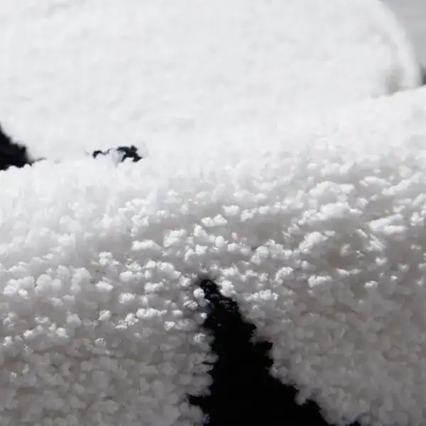 Schwarzer und weißer Badezimmerteppich mit flauschigem Hochflor, ideal für Komfort und Stil im Bad.