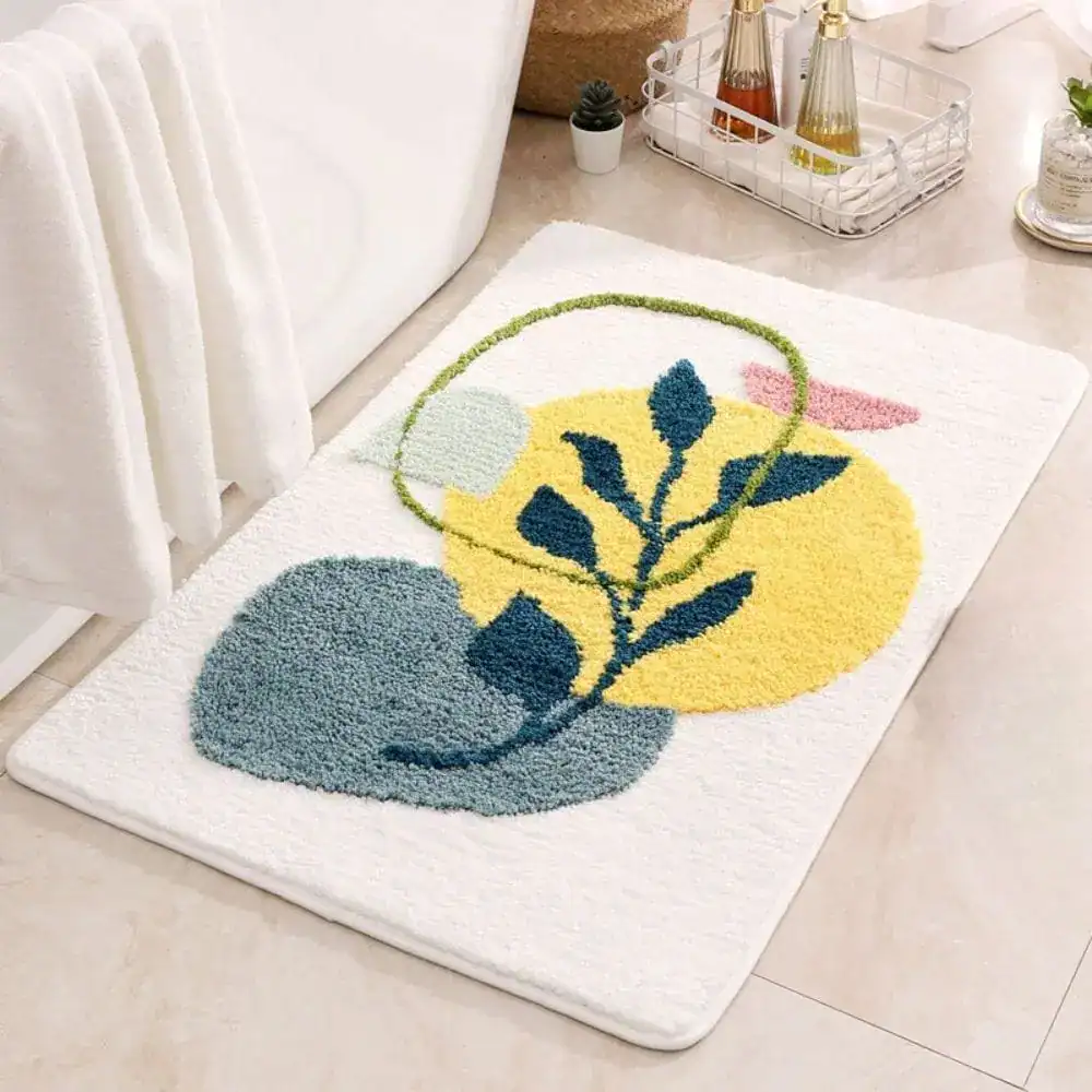 Skandinavischer Badezimmerteppich mit Blattmotiv, weicher Hochflor-Textur und farbenfroher Naturdekoration.