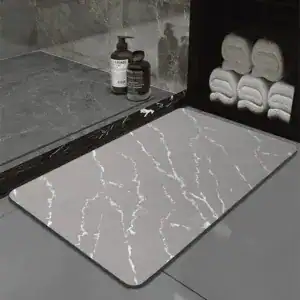 Badezimmerteppich Steinoptik grau-weiß mit Marmor-Muster für moderne Badezimmer.