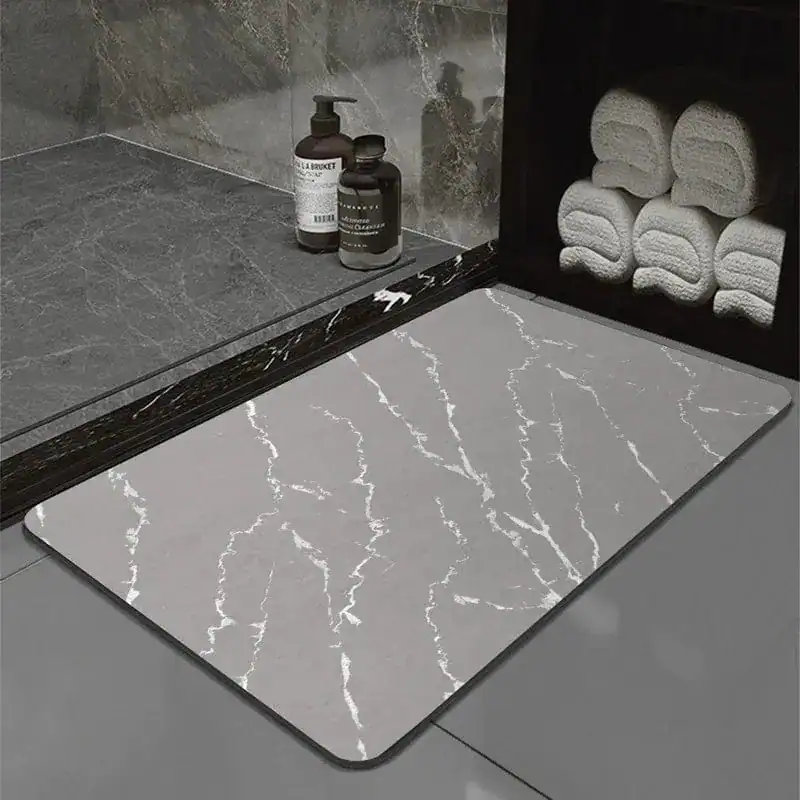 Badezimmerteppich Steinoptik grau-weiß mit Marmor-Muster für moderne Badezimmer.