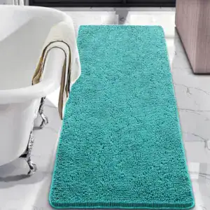 Türkisfarbener Badezimmerteppich mit weicher Struktur vor Badewanne.