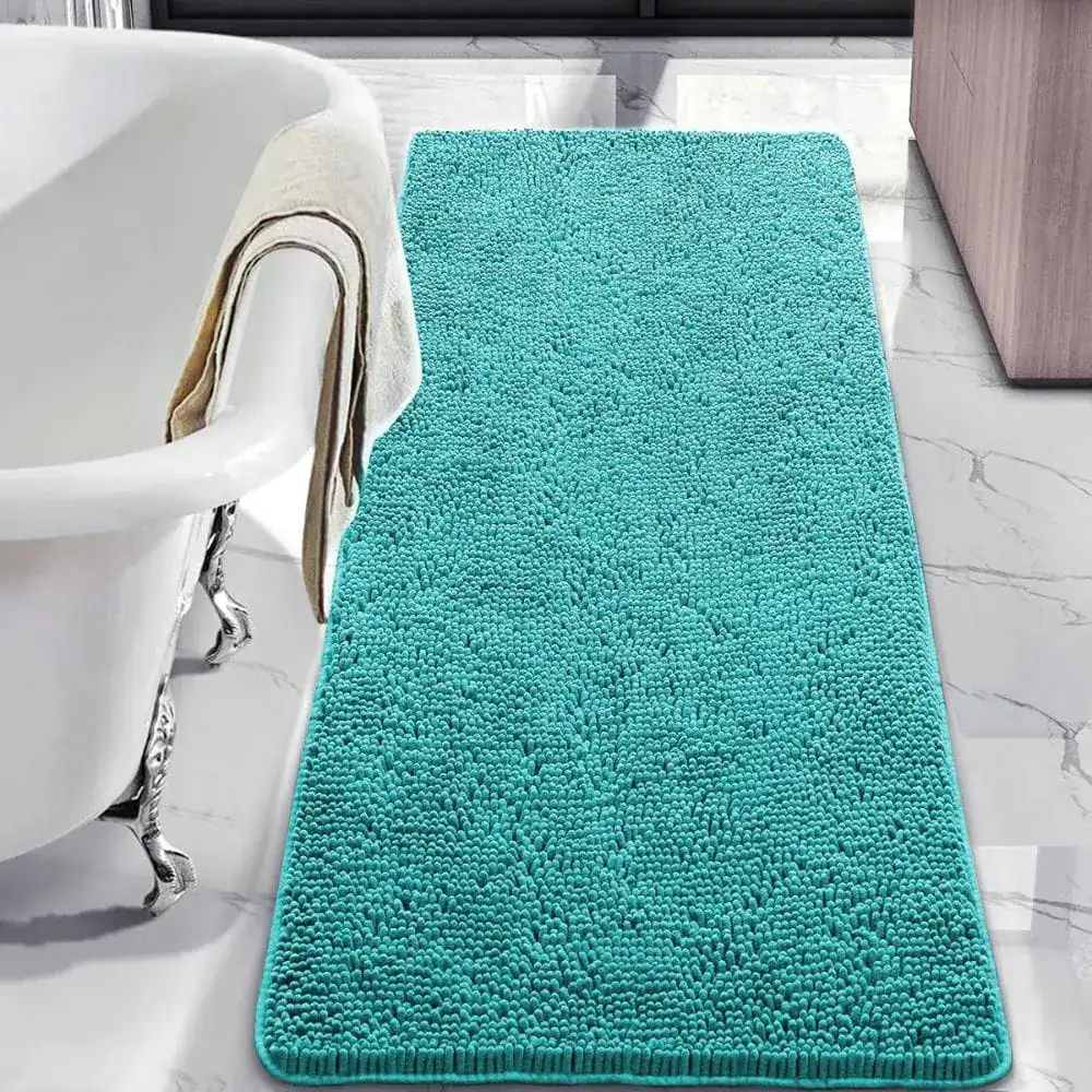Türkisfarbener Badezimmerteppich mit weicher Struktur vor Badewanne.