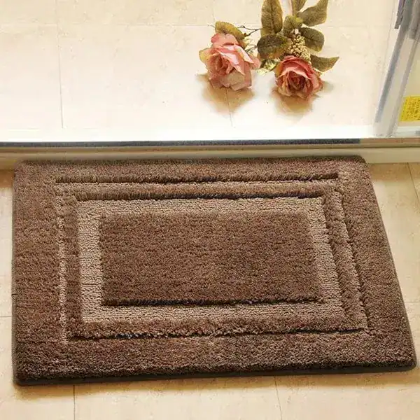 Waschbarer Badezimmerteppich in Braun mit Bordüre, ideal für Bad und Dusche.