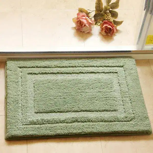 Waschbarer Badezimmerteppich in Grün mit Bordüre, ideal für Bad und Dusche.