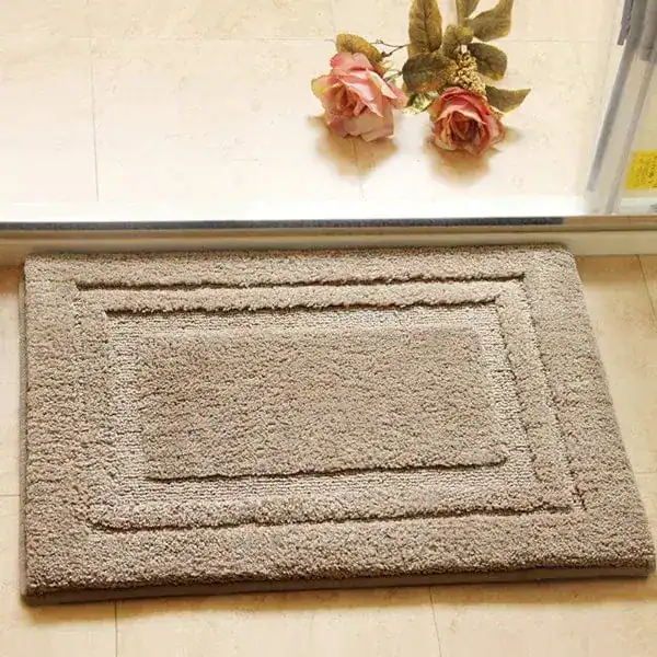 Waschbarer Badezimmerteppich in Grau mit Bordüre, ideal für Bad und Dusche.